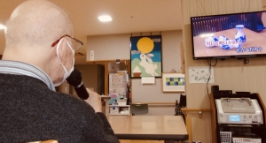 【デイサービス便り】喉も心もリフレッシュ！親愛の丘のカラオケ大会と職員との楽しい交流