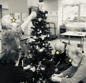【デイサービス便り】師走の準備！みんなでツリー飾り付け🎄と脳の活性化(親愛の丘デイサービス）