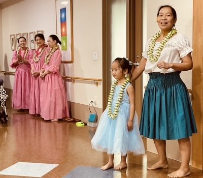 フラダンスのボランティアさんが来てくださいました！  華麗なフラダンスに、笑顔の花が咲きました（特別養護老人ホーム）